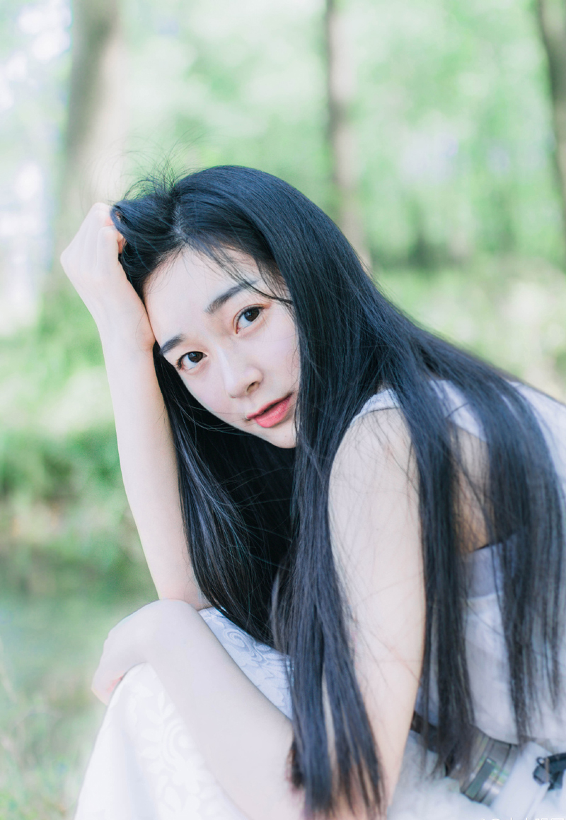 “都死了，不过尸体还热乎着，应该是刚死不久。”副统领来到虎卫统领身边，沉声说道。